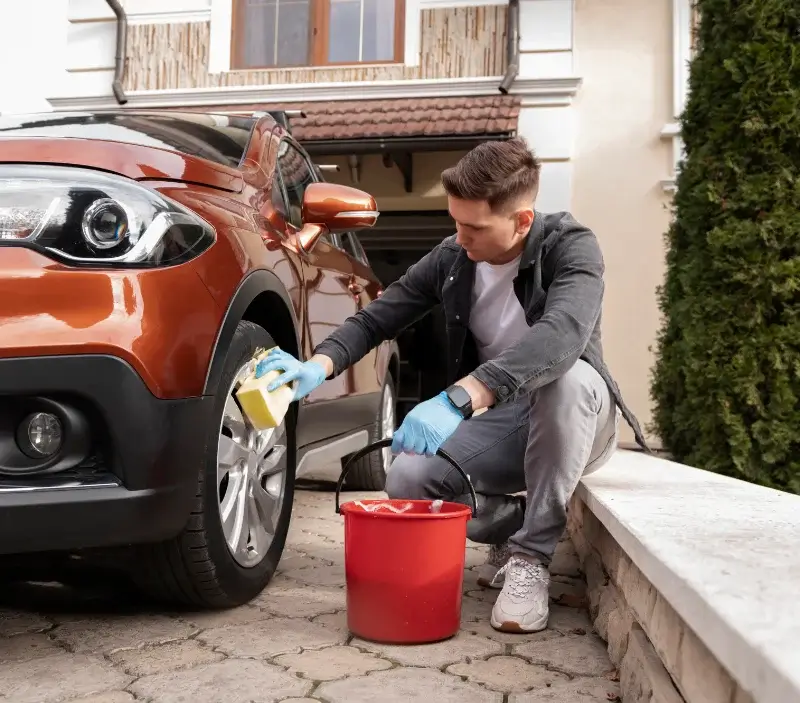 Lavage auto à domicile Auradé : professionnel intervenant sur un véhicule